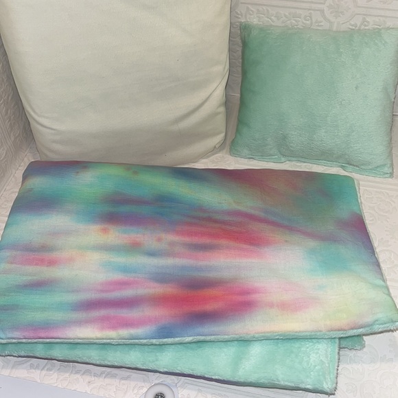 18” doll size tie dye & minky blanket, mattress & matching pillow - Picture 3 of 4